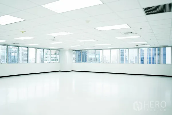 สำนักงาน ให้เช่าในWatthana, Bangkok - พื้นที่สำนักงานกว้างพร้อมกระจกบานยาวรับวิวเมือง ไฟฟลูออเรสเซนต์และช่องแอร์.