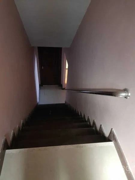 สำนักงาน ให้เช่าในPhra Khanong, Bangkok - บันไดภายในพร้อมราวจับโลหะ เชื่อมต่อขึ้นชั้นบนของสำนักงาน
