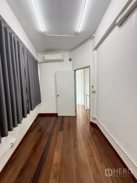 อาคารพาณิชย์ ให้เช่าในKhlong Toei, Bangkok - ห้องออฟฟิศขนาดกะทัดรัด พื้นไม้ โคมไฟยาว และผ้าม่านทึบ