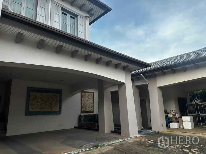 Detached House for sale in Bang Khun Thian, Bangkok - Covered carport and side elevation of the two-storey house.