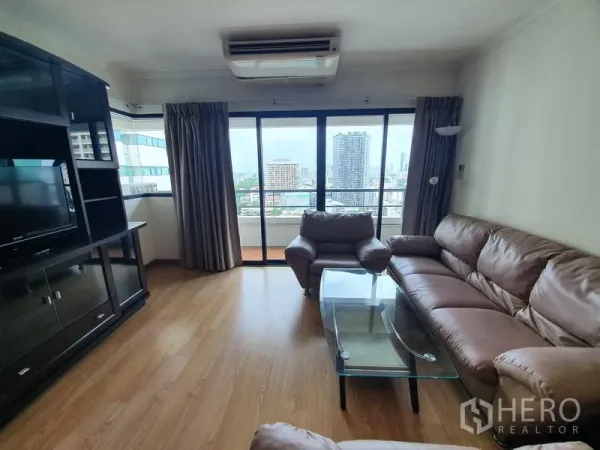 公寓 出租在Sathon, Bangkok - 客厅设推拉门通向阳台，可观赏沙吞天际线景色。