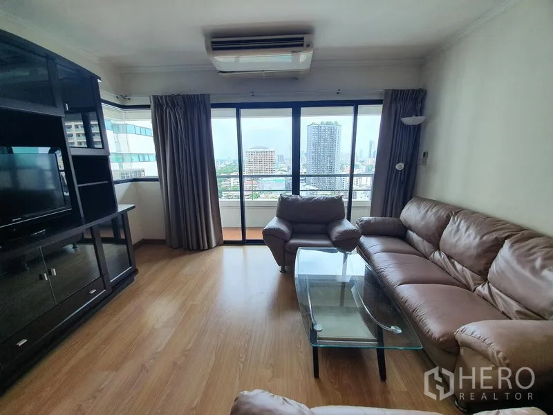 公寓 出租在Sathon, Bangkok - 客厅设推拉门通向阳台，可观赏沙吞天际线景色。