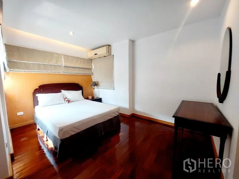 อพาร์ทเมนท์ ให้เช่า - ห้องนอนที่สอง เตียงคู่ พื้นไม้ แอร์ผนัง และม่านกันแสง