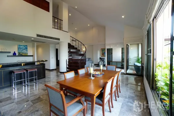 房间 出租在Watthana, Bangkok - 开放式餐区，抛光大理石地面、吧台与弧形楼梯。