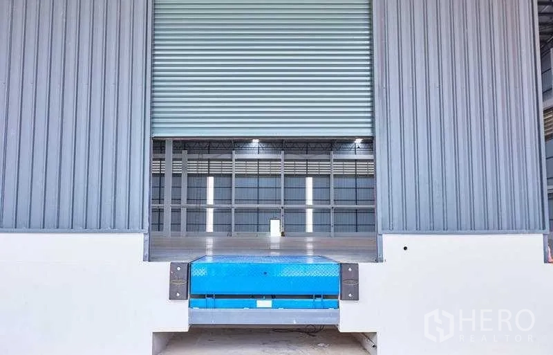 Factory for rent in Bang Phli, Samut Prakan - Loading dock with roller shutter door and blue dock leveler