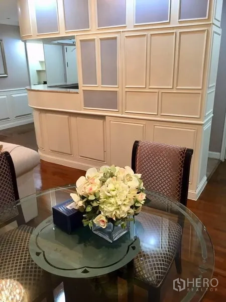 คอนโด ขายในWatthana, Bangkok - โต๊ะอาหารกระจกทรงกลม เก้าอี้บุนวม พร้อมผนังกั้นลายบัวเชื่อมต่อครัว