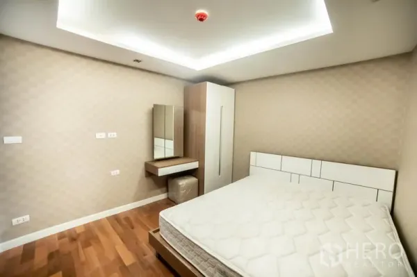 คอนโด ให้เช่าในWatthana, Bangkok - ห้องนอนที่สอง ฝ้าไฟซ่อน พื้นไม้ ตู้เสื้อผ้าและโต๊ะเครื่องแป้ง ในย่านวัฒนา