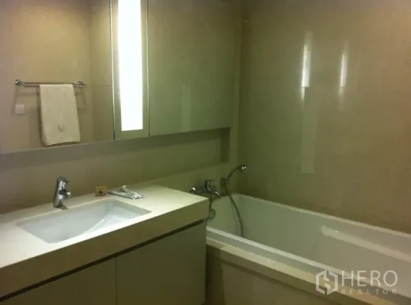 คอนโด ให้เช่าในWatthana, Bangkok - ห้องน้ำที่สองพร้อมอ่างอาบน้ำบิวท์อิน อ่างล้างหน้าช่องเดียว และกระจกไฟส่องสว่าง