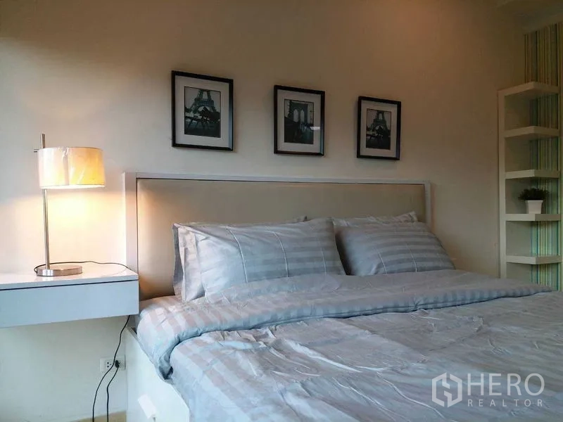 คอนโด ขายในWatthana, Bangkok - ห้องนอนอบอุ่น แสงไฟข้างเตียง ภาพกรอบผนัง และหัวเตียงบุนวม.