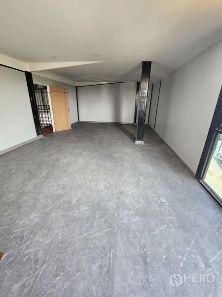 คลังสินค้า ให้เช่าหรือขายในLam Luk Ka, Pathum Thani - พื้นที่สำนักงานแบบเปิด พื้นสีเทา เสาเหล็ก และหน้าต่างบานใหญ่