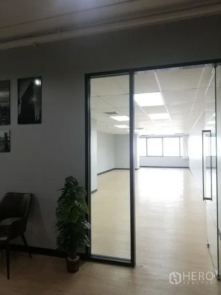 สำนักงาน ให้เช่าในWatthana, Bangkok - ประตูกระจกเปิดสู่พื้นที่ทำงานโล่งสว่าง มีหน้าต่างบานใหญ่และพื้นไม้