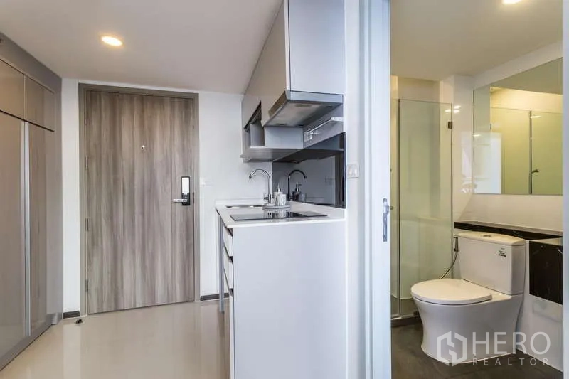 公寓 出租 - 入户一侧的整体厨房，旁接玻璃淋浴卫生间。