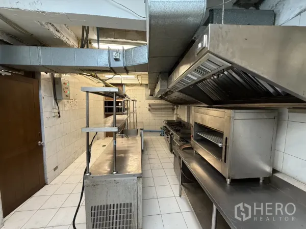 独立式住宅 出租在Watthana, Bangkok - 不锈钢商用厨房，带炉灶与排烟罩