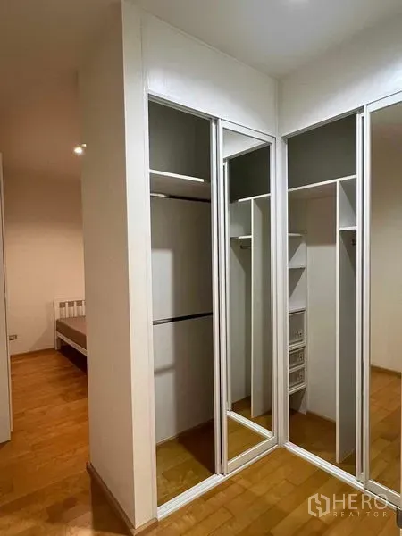 公寓 出租在Ratchathewi, Bangkok - 步入式衣柜，镜面移门与内置收纳，连接卧室。
