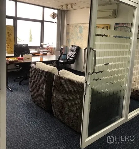 สำนักงาน ให้เช่าในKhlong Toei, Bangkok - ห้องทำงานส่วนตัวกั้นกระจก มีเก้าอี้หวาย โต๊ะผู้บริหาร และหน้าต่าง