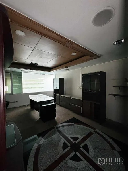 展厅 出租在Min Buri, Bangkok - 私密办公室，内置柜、装饰天花与几何花纹地面。