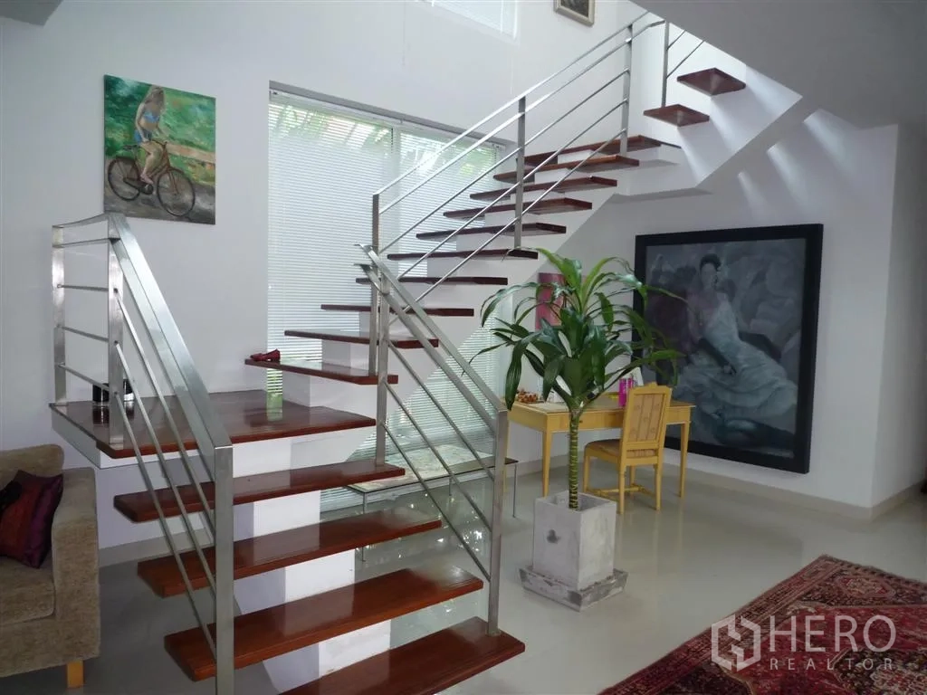 บ้าน ให้เช่าในKhan Na Yao, Bangkok - บันไดโมเดิร์นขั้นไม้ราวสแตนเลส ข้างหน้าต่างสูงโปร่ง