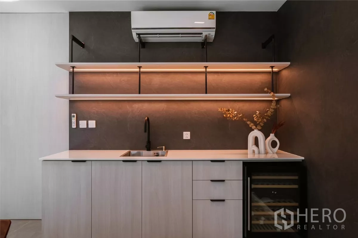 บ้าน ให้เช่าหรือขายในSaphan Sung, Bangkok - มุมบาร์เปียกกะทัดรัด อ่างล้างมือ ชั้นลอย และไฟซ่อน