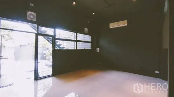 สำนักงานที่บ้าน ให้เช่าในChatuchak, Bangkok - ห้องทำงานสไตล์อินดัสเทรียลสีเข้ม มีหน้าต่างบานใหญ่และแอร์ผนัง