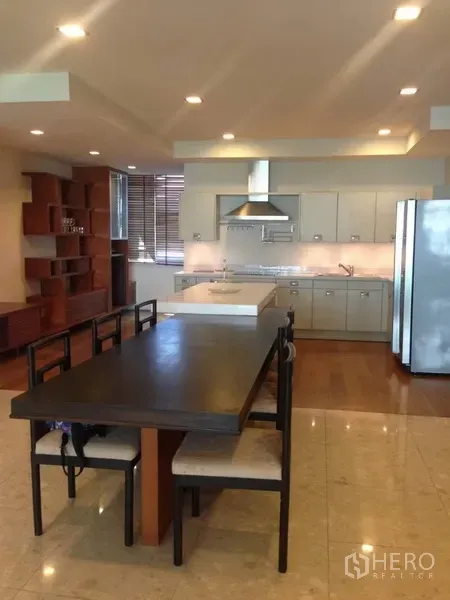 คอนโด ให้เช่าหรือขายในKhlong Toei, Bangkok - ครัวโอเพ่นสเปซพร้อมไอแลนด์ โต๊ะทานอาหาร และเครื่องดูดควันสแตนเลสในคอนโดสุขุมวิท