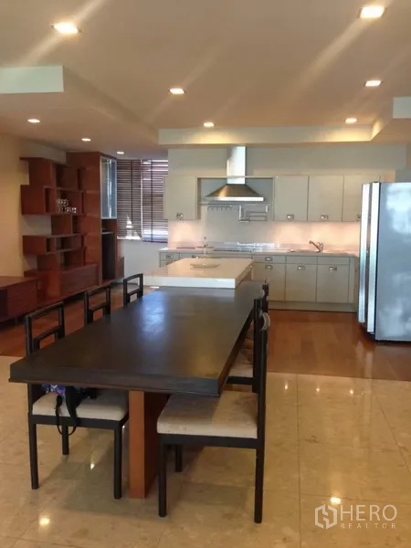 คอนโด ให้เช่าหรือขายในKhlong Toei, Bangkok - ครัวโอเพ่นสเปซพร้อมไอแลนด์ โต๊ะทานอาหาร และเครื่องดูดควันสแตนเลสในคอนโดสุขุมวิท