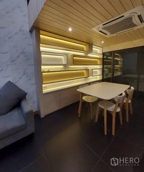 联排别墅 出租在Thanyaburi, Pathum Thani - 餐区带几何背光层架、白色餐桌与木椅，木质天花和嵌入式空调