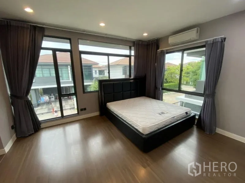 Detached House for rent in Bang Kapi, Bangkok - Corner master bedroom with wide windows, wood flooring and air conditioning.