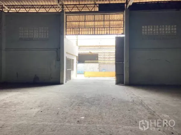 工厂 出租在Bang Sao Thong, Samut Prakan - 从仓库内部望向宽敞推拉式大门，便于卡车进出。