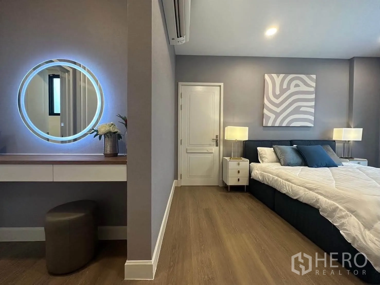 独栋房屋 for rent in Saphan Sung, Bangkok - 同一卧室设带背光圆镜的梳妆台。
