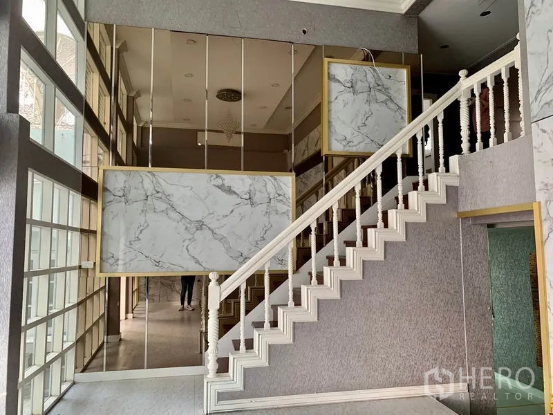 พื้นที่ขายปลีก ให้เช่าในKhlong Toei, Bangkok - โถงต้อนรับเพดานสูง ผนังกระจกเงา ลายหินอ่อน และบันไดตกแต่งสีขาว