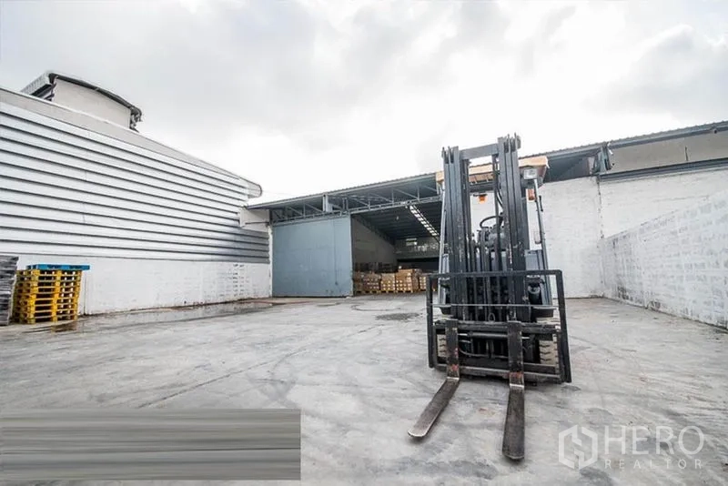 คลังสินค้า ให้เช่า - ลานโหลดพร้อมทางให้รถยกและพื้นที่กลับรถสำหรับรถบรรทุก