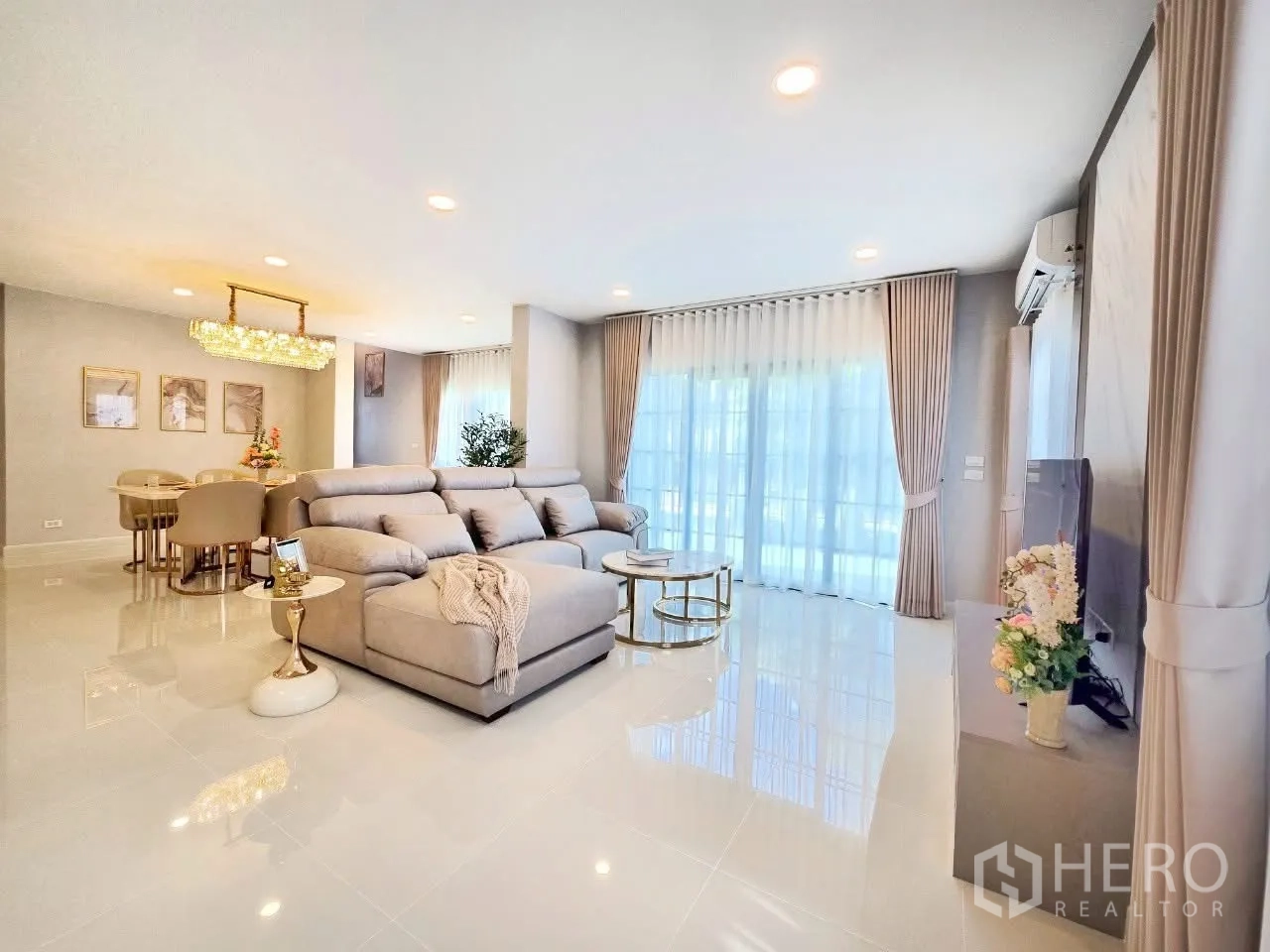 独栋房屋 for rent in Bang Phli, Samut Prakan - 采光充足的客厅，转角沙发与大窗