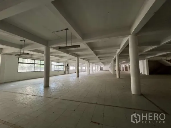 Home Office for sale in Bang Na, Bangkok - Long unobstructed hall suitable for storage or production, tiled floor and grid ceiling.