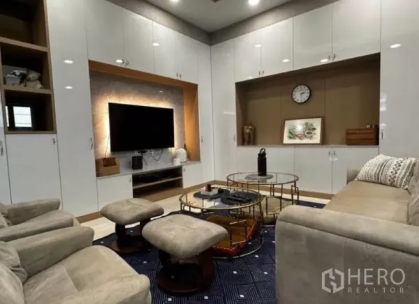 ทาวน์เฮาส์ ให้เช่าในYan Nawa, Bangkok - ห้องนั่งเล่นพร้อมตู้บิลท์อินสีขาวเคลือบ ทีวีติดผนัง และโต๊ะกลางชุดซ้อน