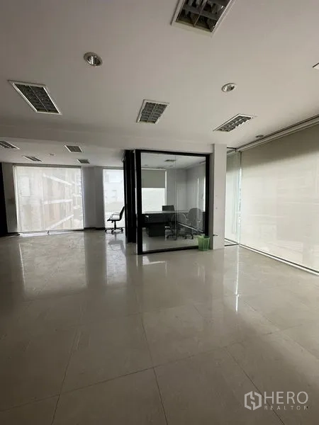 สำนักงาน ให้เช่าในPathum Wan, Bangkok - ชั้นสำนักงานสว่างพร้อมมู่ลี่และห้องประชุมกระจกกลางพื้นที่