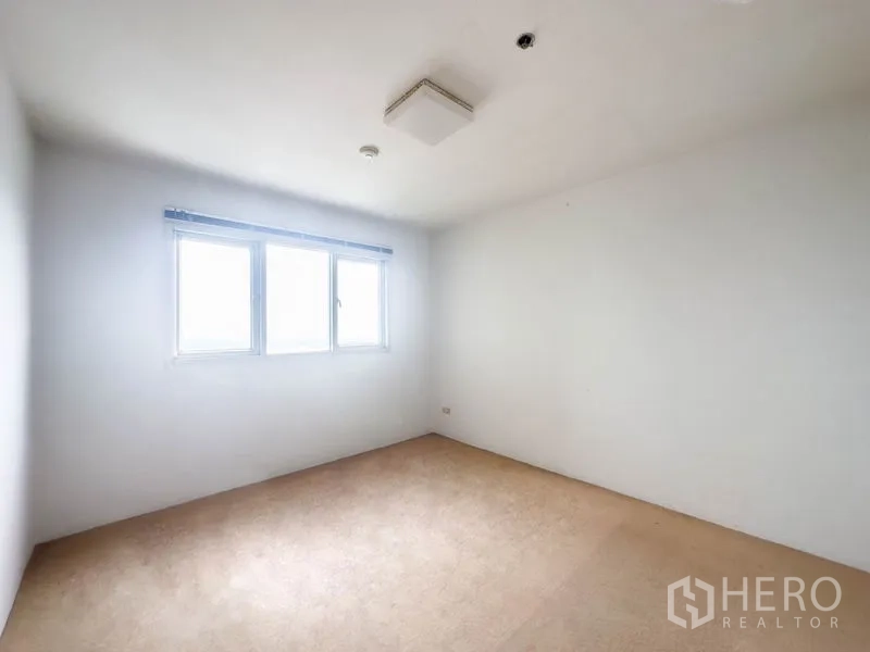 คอนโด ขายในBang Na, Bangkok - ห้องนอนสว่างปูพรม มีหน้าต่างสามบาน.