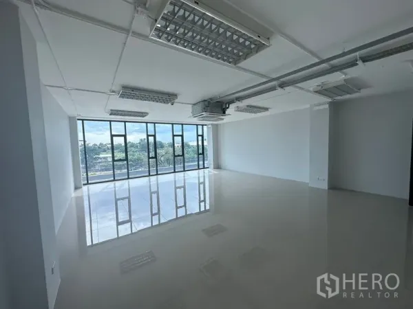 สำนักงาน ให้เช่าในBang Phli, Samut Prakan - พื้นที่สำนักงาน 65 ตร.ม. หน้าต่างพาโนรามา รับแสงธรรมชาติ พร้อมเครื่องปรับอากาศแขวนใต้ฝ้า