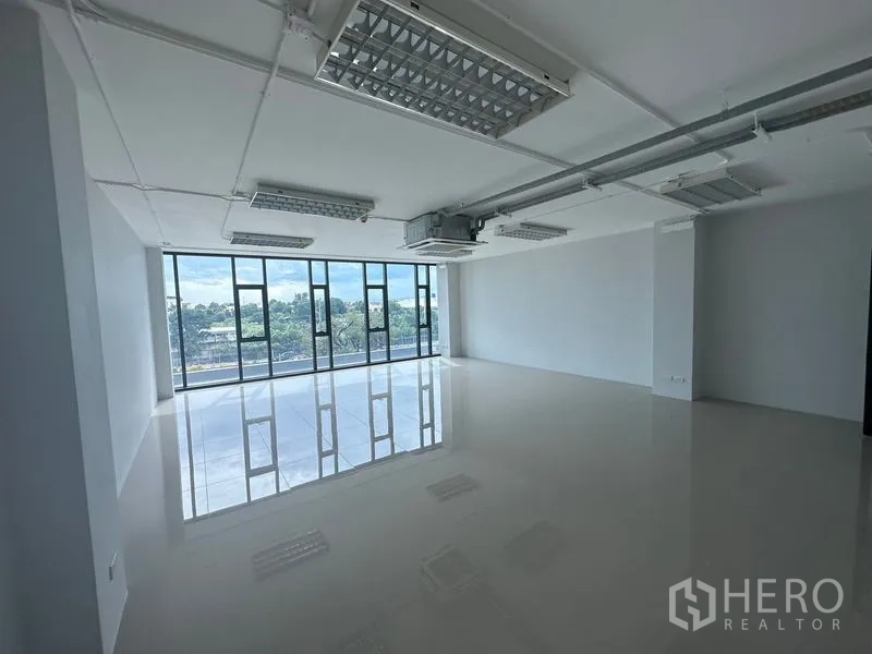 สำนักงาน ให้เช่าในBang Phli, Samut Prakan - พื้นที่สำนักงาน 65 ตร.ม. หน้าต่างพาโนรามา รับแสงธรรมชาติ พร้อมเครื่องปรับอากาศแขวนใต้ฝ้า