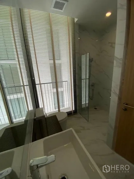 คอนโด ให้เช่าในWatthana, Bangkok - ห้องน้ำสมัยใหม่ มีอ่างล้างหน้า ฉากกั้นอาบน้ำกระจก และมู่ลี่หน้าต่าง