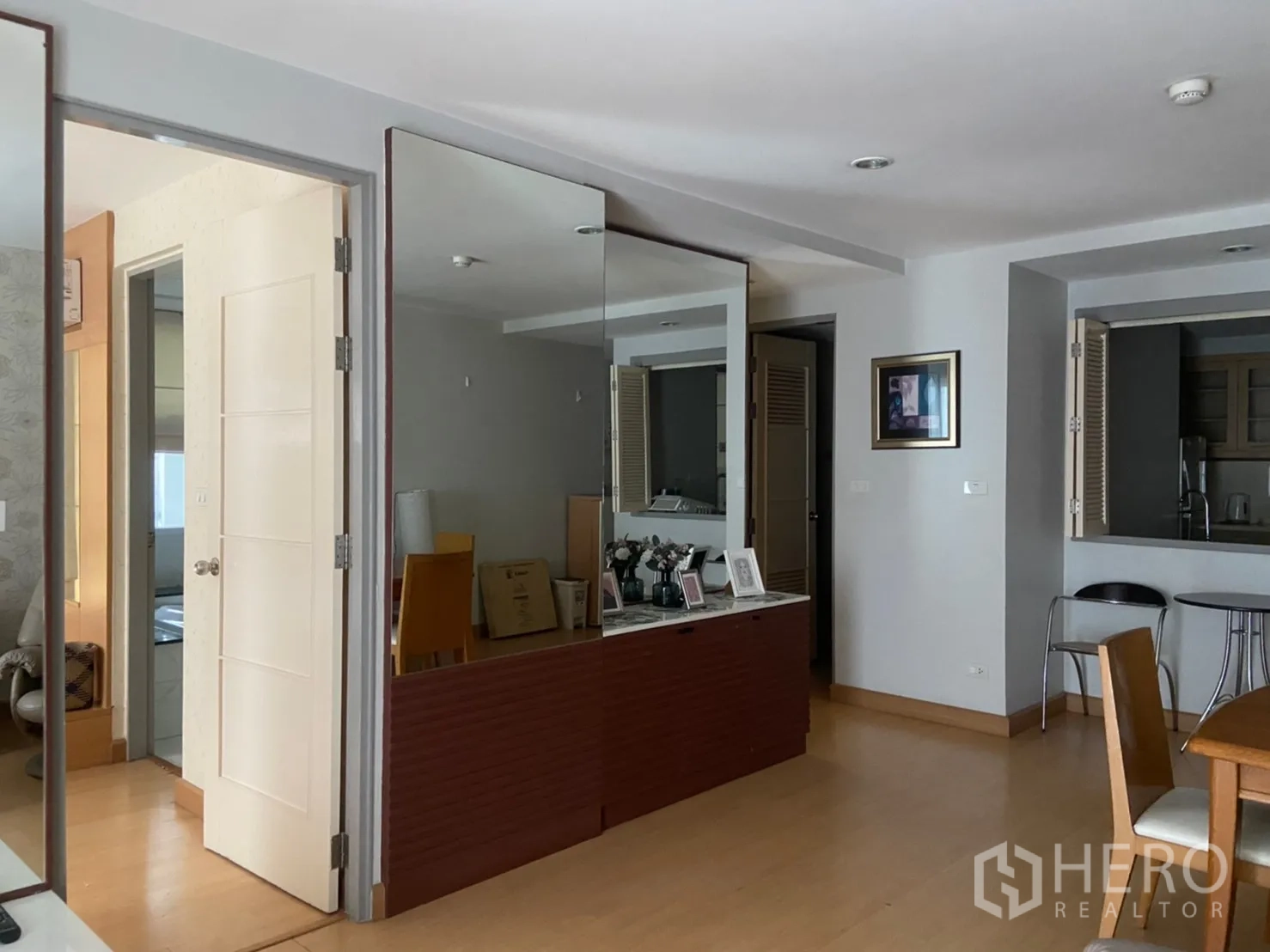 คอนโด ให้เช่าในWatthana, Bangkok - ตู้บิวท์อินบานกระจกในห้องนั่งเล่น เชื่อมทางไปห้องนอนและโถง