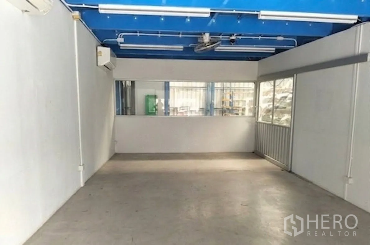 โกดัง for rent in Don Mueang, Bangkok - ห้องสำนักงานภายในโกดัง มีหน้าต่าง แอร์ และไฟฟลูออเรสเซนต์