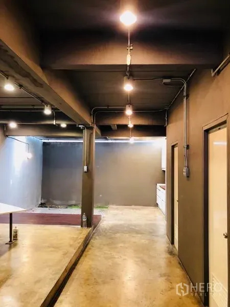 สำนักงานที่บ้าน ให้เช่าในHuai Khwang, Bangkok - โถงชั้นล่างแบบเปิดเพดานเปลือยพร้อมพื้นที่แพนทรี.