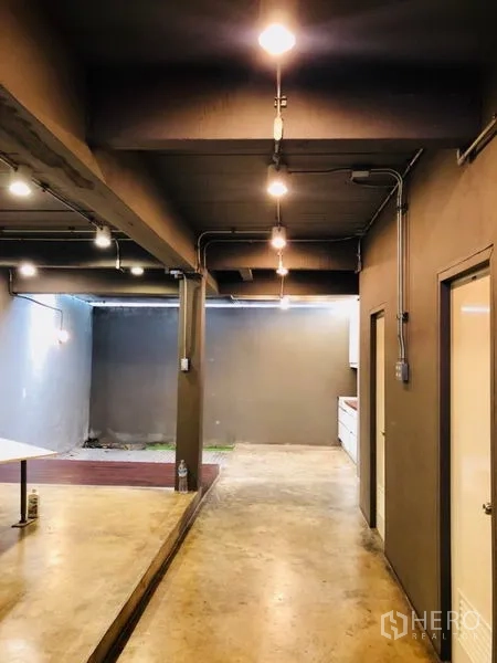 สำนักงานที่บ้าน ให้เช่าในHuai Khwang, Bangkok - โถงชั้นล่างแบบเปิดเพดานเปลือยพร้อมพื้นที่แพนทรี.