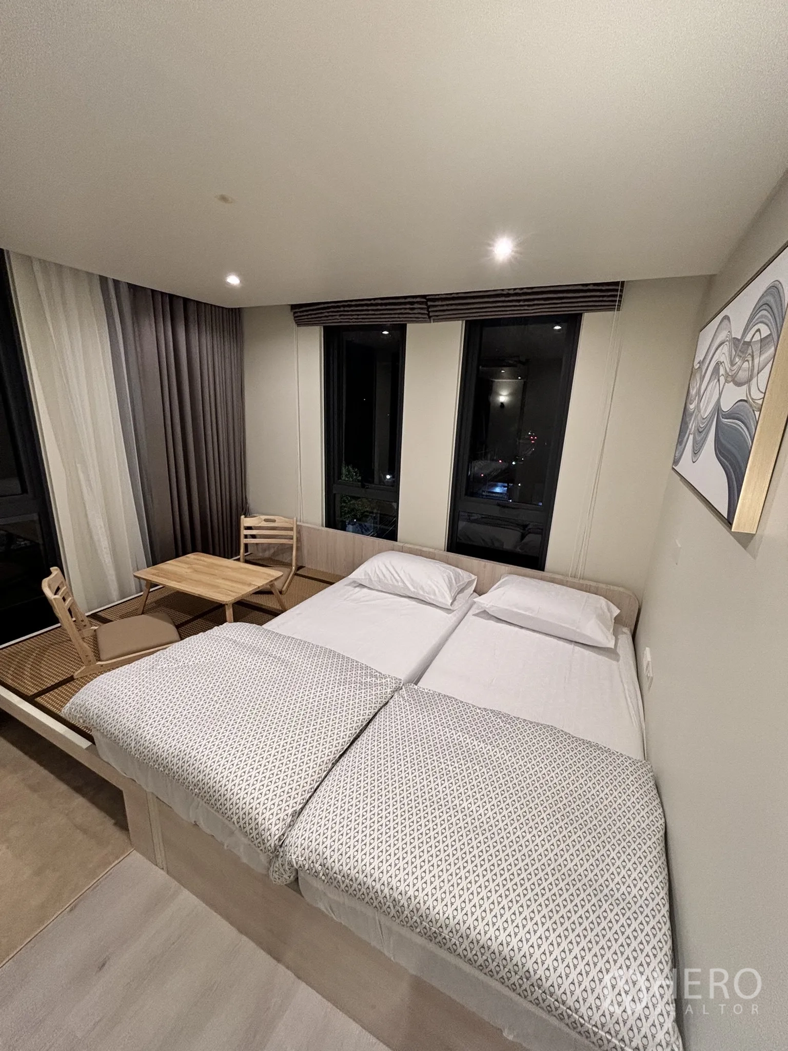 อาคารพาณิชย์ ให้เช่าในWatthana, Bangkok - ห้องเตียงคู่บนแท่นยกสูง พร้อมมุมนั่งแบบทาทามิ