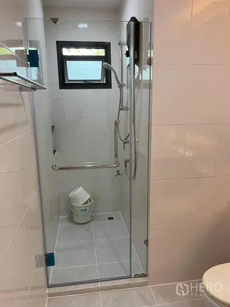Detached House for rent in Bang Kapi, Bangkok - Bright bathroom with glass shower enclosure and small window in Bang Kapi detached house