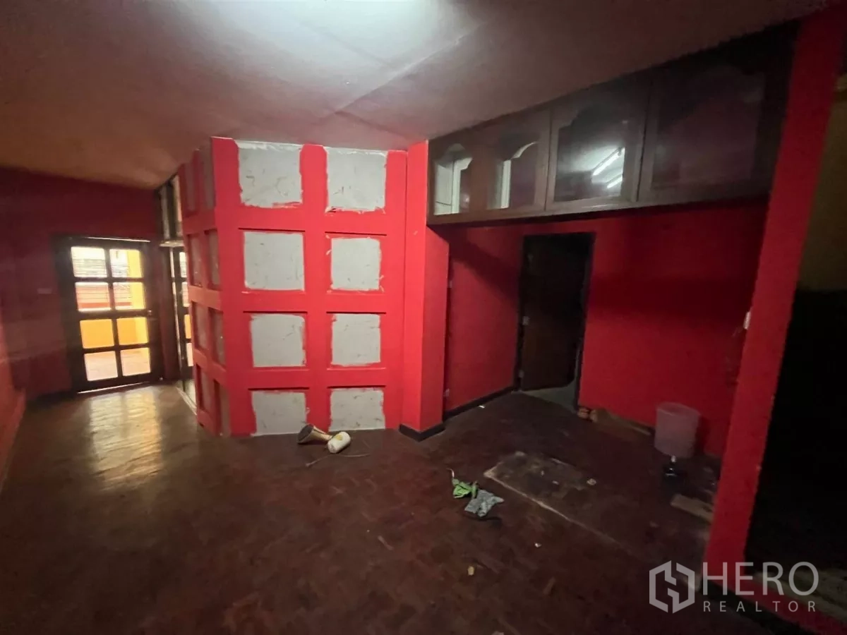 อาคารพาณิชย์ ให้เช่าในWatthana, Bangkok - โถงทางเดินผนังสีแดง ตู้บิลท์อินด้านบน และประตูกระจก