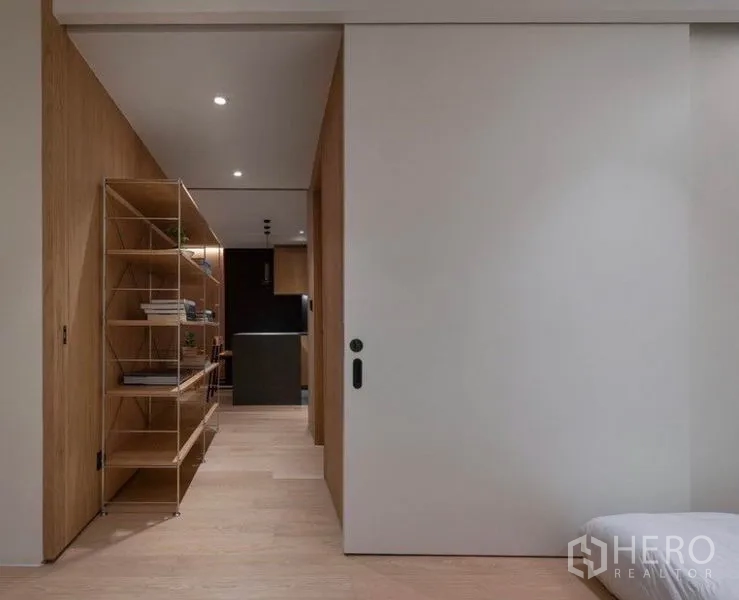 คอนโด ให้เช่าในPhaya Thai, Bangkok - โถงทางเดินพร้อมประตูบานเลื่อนขนาดใหญ่ ชั้นวางมินิมอล และพื้นไม้สวย