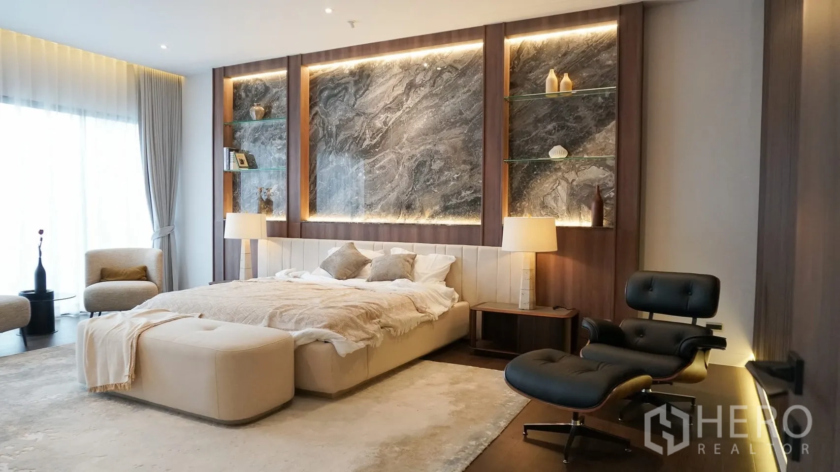 独立式住宅 出租或出售在Bang Kapi, Bangkok - 主卧配发光大理石床头背景与休闲座位区。