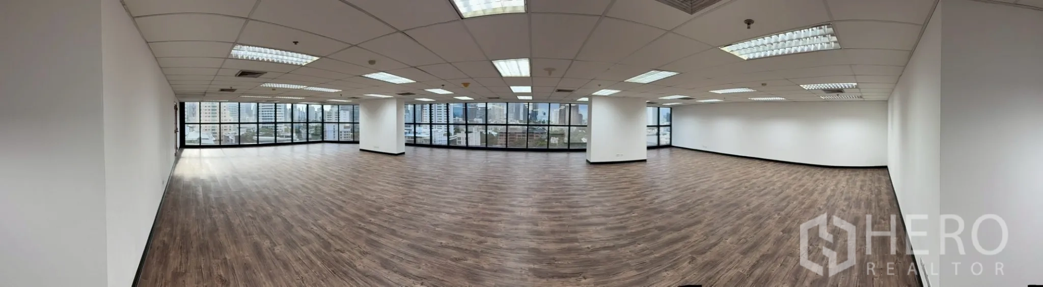 ออฟฟิศ for rent in Watthana, Bangkok - สำนักงานแบบโอเพนสเปซพื้นลายไม้ ฝ้าทีบาร์พร้อมไฟ และวิวเมืองกว้าง