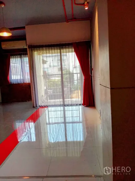 办公空间 出租在Khlong Toei, Bangkok - 明亮工作区，面向大阳台推拉门，地面红色装饰线条。